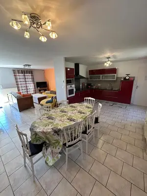 Cuisine ou kitchenette dans l'établissement Le HAMEAU 1936 Gîte des Milanaïs