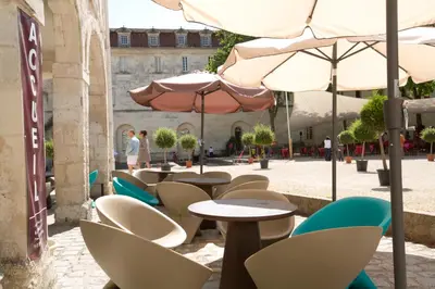 Restaurant ou autre lieu de restauration dans l'établissement Les Chambres de l'Abbaye