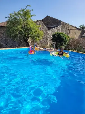 Piscine de l'établissement Chambre d'hôtes chez Denis et Margot ou située à proximité
