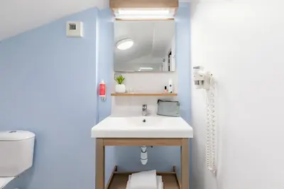 Salle de bains dans l'établissement Appart'City Confort Niort Centre