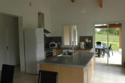 Cuisine ou kitchenette dans l'établissement Villa Gites Chambre d hôtes avec piscine Dordogne 2-4-6-8-10 personnes