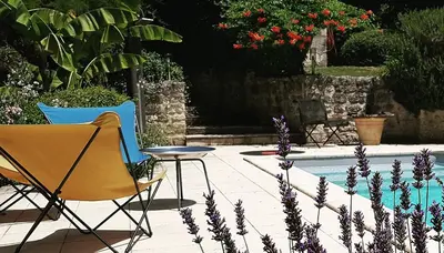 Piscine de l'établissement La Loge du Grand Cèdre, gîte de charme ou située à proximité