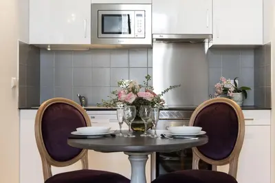 Cuisine ou kitchenette dans l'établissement Résidence de l'Arsenal Royal - Meublés de Tourisme