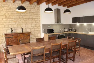 Cuisine ou kitchenette dans l'établissement Château des Loups - Les Pommiers