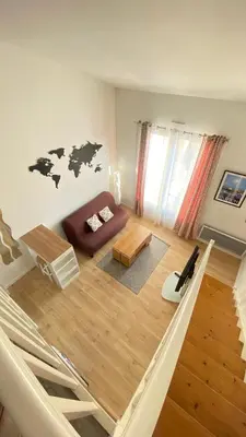 Coin salon dans l'établissement Appartement 4 pers Parking inclus 5 min Gare Tout équipé La Rochelle