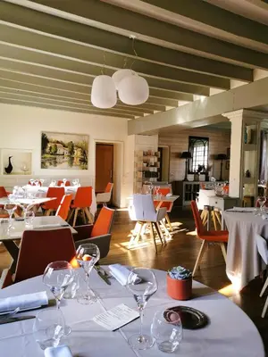Restaurant ou autre lieu de restauration dans l'établissement Logis Hôtel Le Central