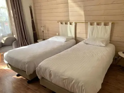 Un ou plusieurs lits dans un hébergement de l'établissement Logis Hôtel Le Central
