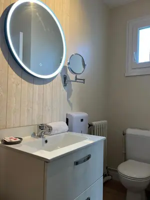 Salle de bains dans l'établissement Acadie Saint Victor - Hôtel restaurant -Face mer- Châtelaillon plage