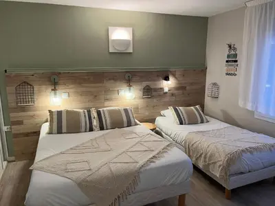Un ou plusieurs lits dans un hébergement de l'établissement Acadie Saint Victor - Hôtel restaurant -Face mer- Châtelaillon plage