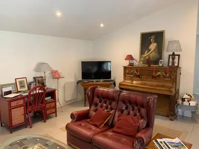 Télévision ou salle de divertissement dans l'établissement La Maison de Josephine