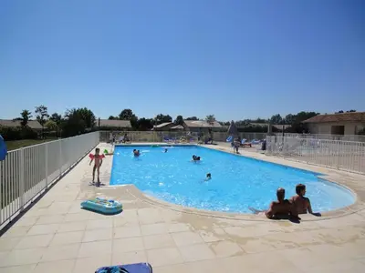 Piscine de l'établissement Villa in Les Forges with Golf Access ou située à proximité
