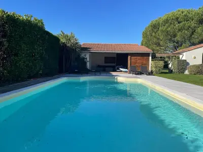 Piscine de l'établissement Modern Villa with Pool in Brives ou située à proximité