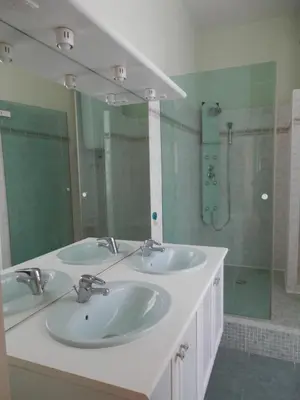 Salle de bains dans l'établissement Château Ardilleux