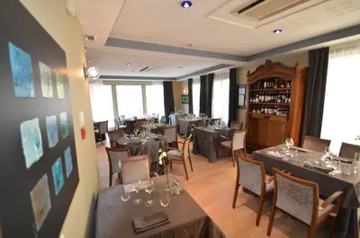 Restaurant ou autre lieu de restauration dans l'établissement Logis Hôtel Le Saint Georges
