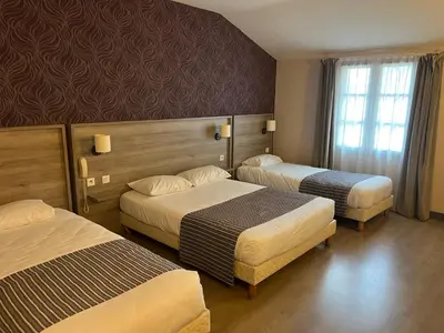 Un ou plusieurs lits dans un hébergement de l'établissement Logis Hôtel Le Saint Georges