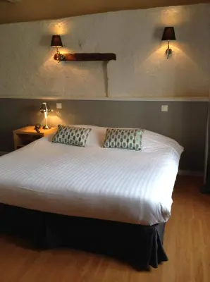 Un ou plusieurs lits dans un hébergement de l'établissement Hôtel Restaurant de la Place