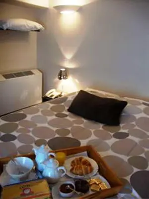 Un ou plusieurs lits dans un hébergement de l'établissement Hôtel Restaurant de la Place