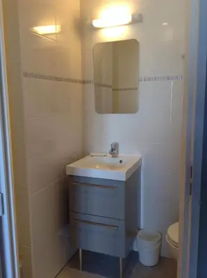 Salle de bains dans l'établissement Hôtel Restaurant de la Place