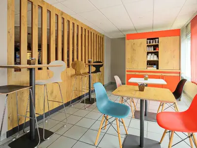 Coin salon dans l'établissement ibis Poitiers Beaulieu