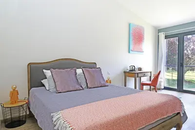 Un ou plusieurs lits dans un hébergement de l'établissement L Esprit du Clain chambres d hôtes au calme proches du Futuroscope Golf et Lac de St Cyr
