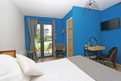 Télévision ou salle de divertissement dans l'établissement L Esprit du Clain chambres d hôtes au calme proches du Futuroscope Golf et Lac de St Cyr
