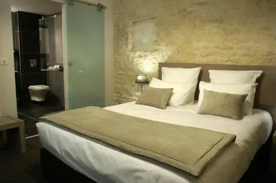Un ou plusieurs lits dans un hébergement de l'établissement The Originals Boutique, Hôtel La Grange, Niort