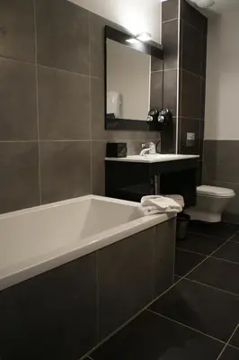 Salle de bains dans l'établissement The Originals Boutique, Hôtel La Grange, Niort