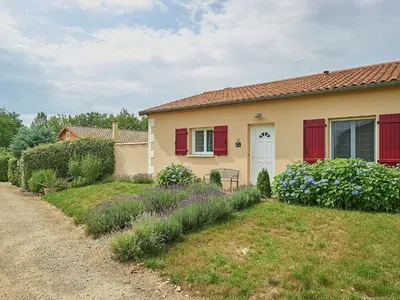 Jardin de l'établissement Luxe villa in Les Forges with BBQ Garden