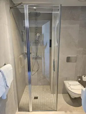 Salle de bains dans l'établissement ibis Styles La Rochelle Centre les Minimes