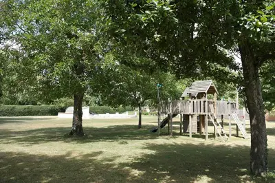 Aire de jeux pour enfants de l'établissement Gites Les Grandes Ecures