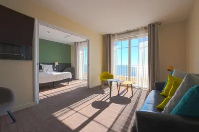 Un ou plusieurs lits dans un hébergement de l'établissement Les Flots - Hôtel et Restaurant face à l'océan - Châtelaillon-Plage