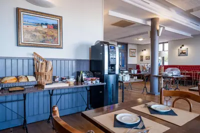 Coin salon dans l'établissement Les Flots - Hôtel et Restaurant face à l'océan - Châtelaillon-Plage