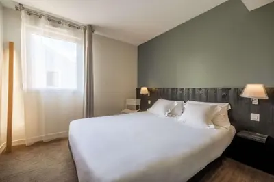 Un ou plusieurs lits dans un hébergement de l'établissement Les Flots - Hôtel et Restaurant face à l'océan - Châtelaillon-Plage