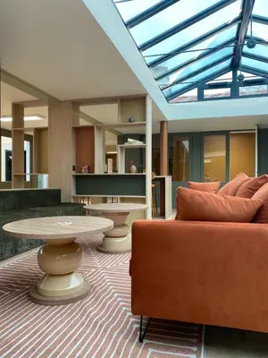 Coin salon dans l'établissement Green Hôtels Poitiers