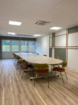 Espace de conférence ou salle de réunion dans l'établissement Green Hôtels Poitiers
