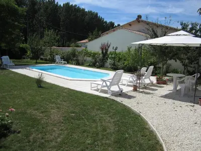 Piscine de l'établissement Maison d'Hôtes Le Cadran Solaire ou située à proximité