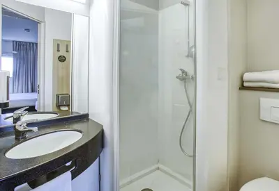 Salle de bains dans l'établissement B&B HOTEL Angoulême