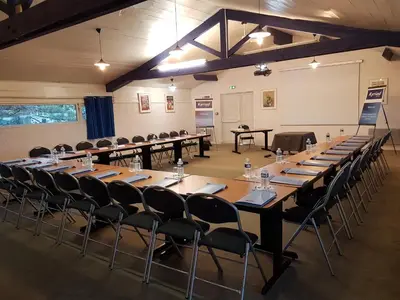 Espace de conférence ou salle de réunion dans l'établissement Kyriad Angoulême Nord Champniers- Hôtel & Résidence