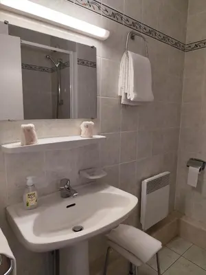 Salle de bains dans l'établissement Hôtel Saint Jacques