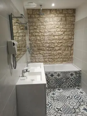 Salle de bains dans l'établissement Château des Loups - Les Cyprès