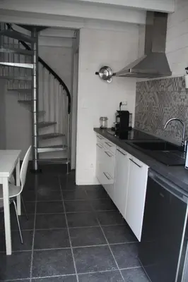 Cuisine ou kitchenette dans l'établissement Petit nid à 50m de la plage au coeur de Fouras
