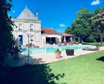 Piscine de l'établissement Roulotte de Dilou Noisette ou située à proximité