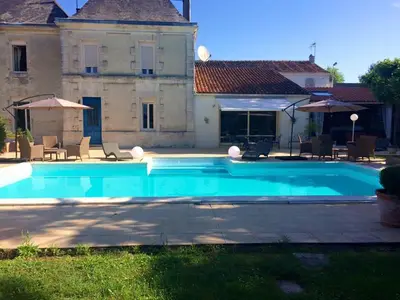 Piscine de l'établissement Roulotte de Dilou Noisette ou située à proximité