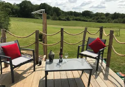 Jardin de l'établissement French Fields Luxury Glamping Original Mongolian Yurt