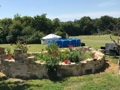 Jardin de l'établissement French Fields Luxury Glamping Original Mongolian Yurt