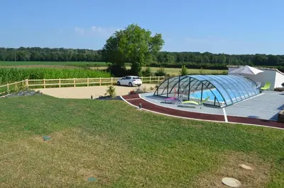 Piscine de l'établissement L'EDEN DE LA HAUTE FORET - Classé 4 étoiles ou située à proximité
