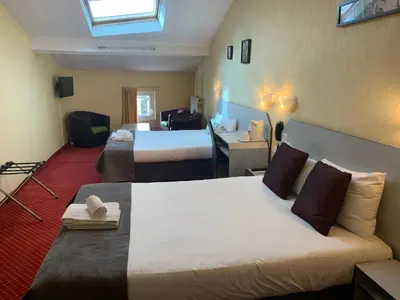 Un ou plusieurs lits dans un hébergement de l'établissement Brit Hotel Bleu Nuit