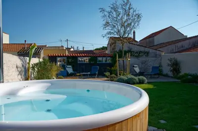 Piscine de l'établissement La maison de Gaston Port des Barques ou située à proximité