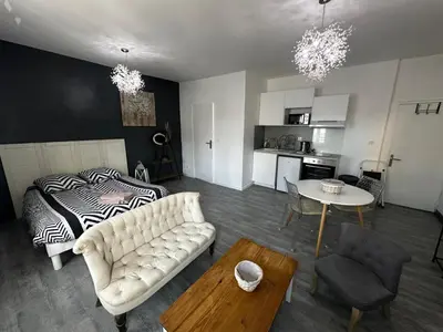 Cuisine ou kitchenette dans l'établissement Le Caly - 2mn gare SNCF, hyper centre, WIFI-NETFLIX