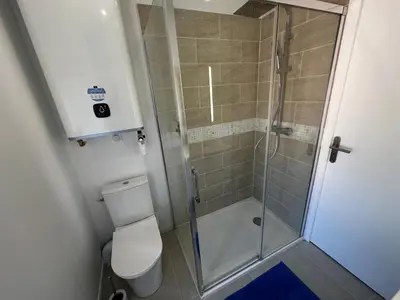 Salle de bains dans l'établissement Le Caly - 2mn gare SNCF, hyper centre, WIFI-NETFLIX